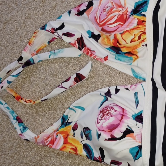 Floral and striped size Large one piece cupshe bathing suit - Picture 2 of 7